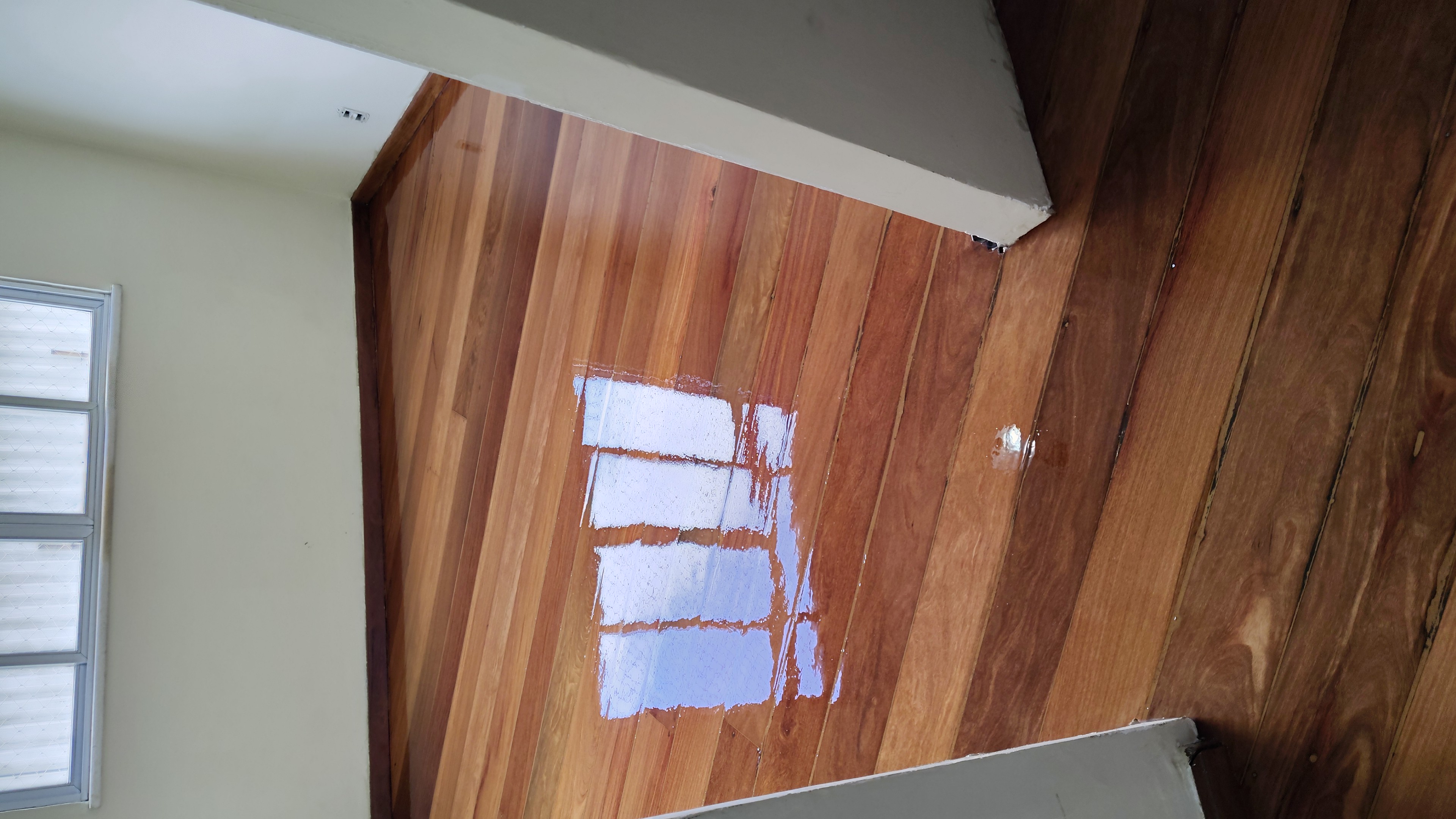 Dormitório — piso de madeira restaurado pela LM Sinteko