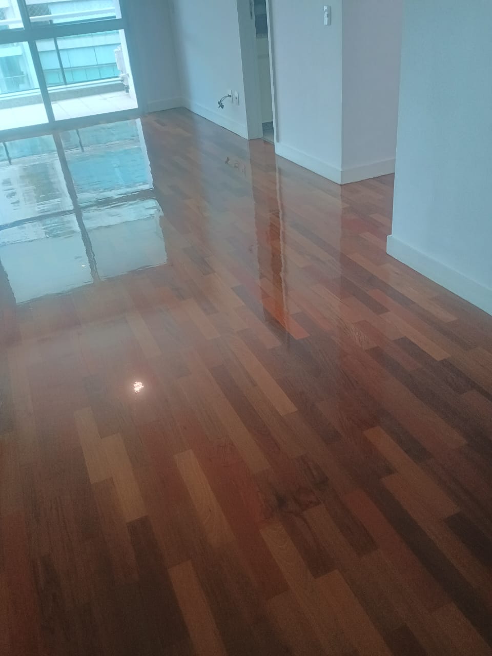 Sala de estar — piso de madeira restaurado pela LM Sinteko
